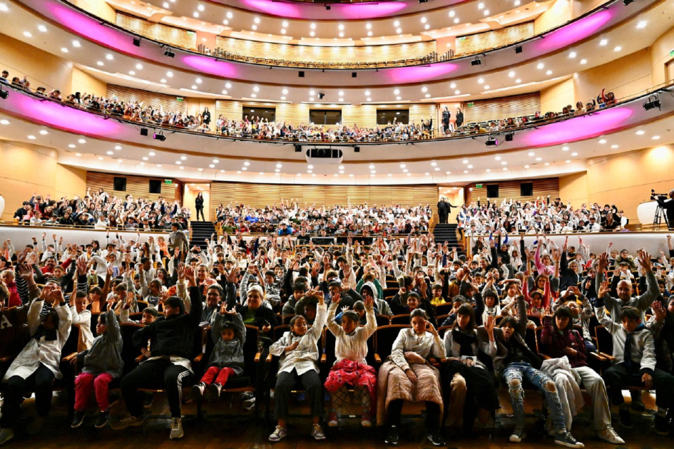 Unos 1500 niños y niñas colmaron las instalaciones del Auditorio Nacional del Sodre. Plano general del auditorio.