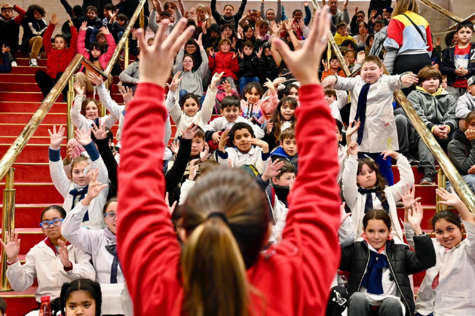 Los niños y niñas fueron recibidos por un grupo de animadores en el hall del Auditorio. Plano general de niños y niñas en el hall del Auditorio