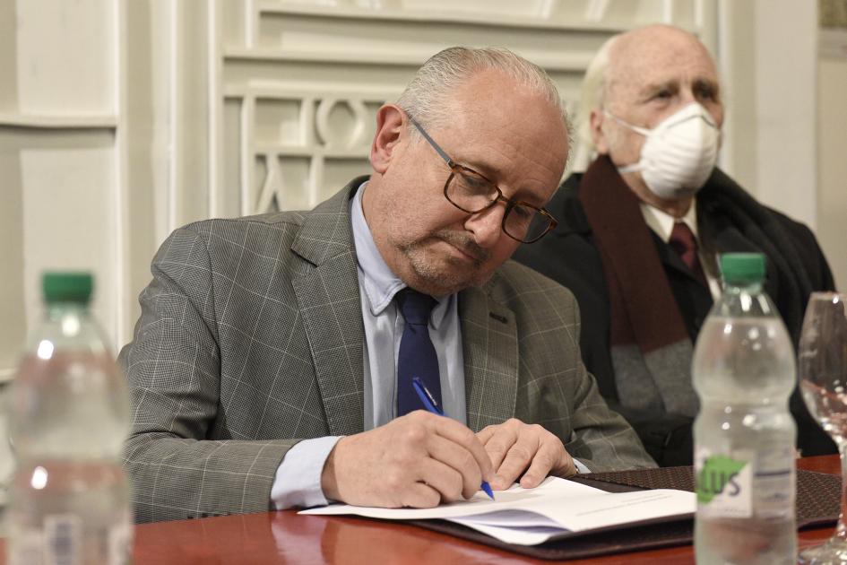 Hombre firmando una hoja