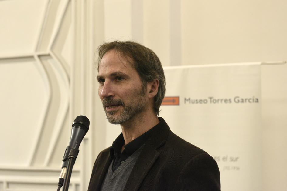 Persona hablando al público
