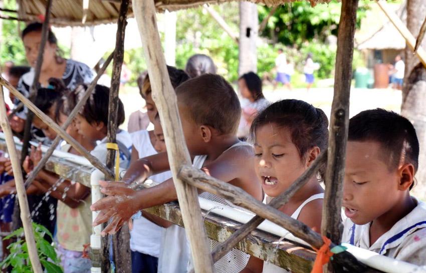 Niños y niñas lavándose las manos Niños