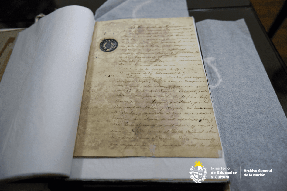 Primera foja del documento manuscrito de la Declaratoria de la Independencia.