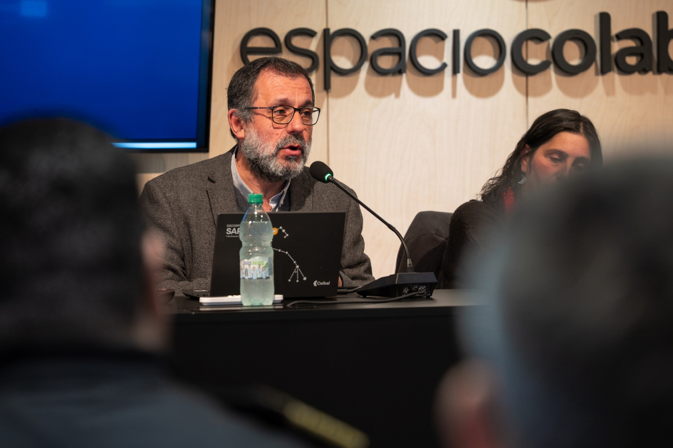 Se conformó en Montevideo Comisión Organizadora del Congreso Nacional de Educación Persona hablando al público