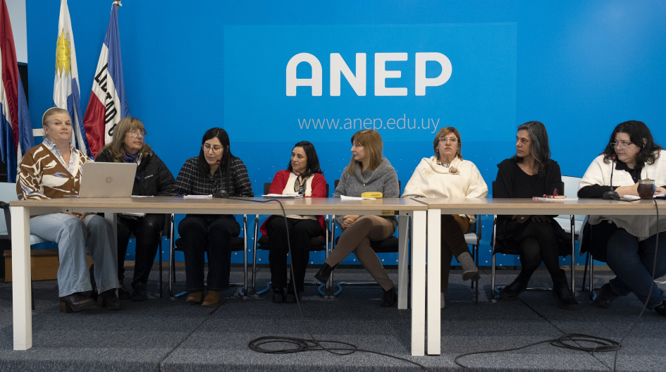 Balance del primer año de trabajo de la Comisión de Educación Sexual Integral de ANEP Mesa de autoridades presente en el balance del primer año de trabajo