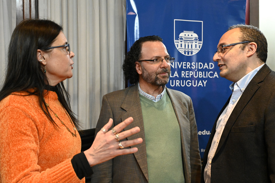 Personas conversando. 