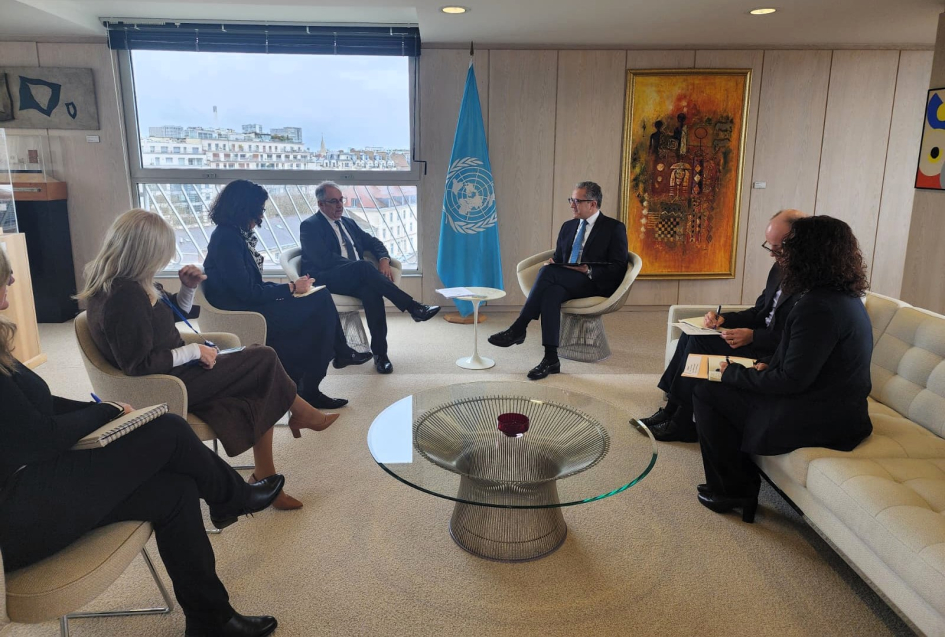 Mahía siendo recibido por el director general de UNESCO, Khaled El-Enany.