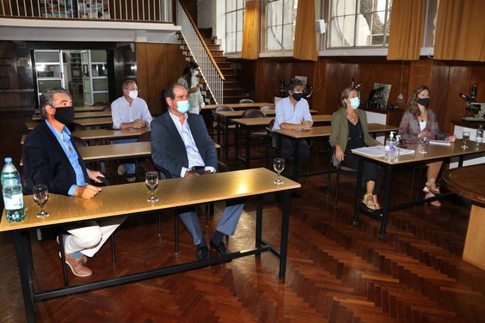 Autoridades del Ministerio de Ambiente y el Ministerio de Educación y Cultura en el salón de actos del Instituto Estable Autoridades del Ministerio de Ambiente y el Ministerio de Educación y Cultura en el salón de actos d