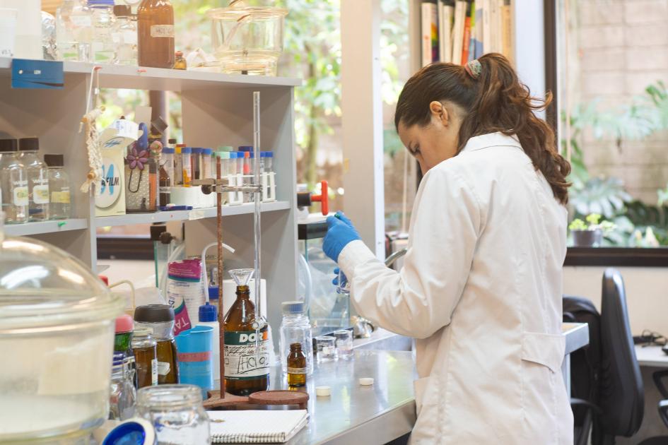 Natalia Rodríguez, realizando análisis de respiración microbiana en muestras de suelo.