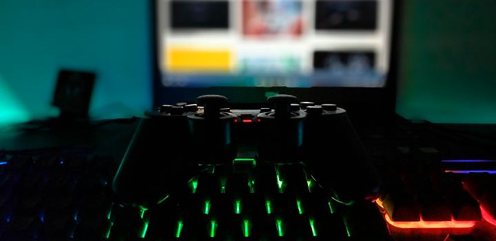 joystick y monitor fuera de foco joystick y monitor fuera de foco