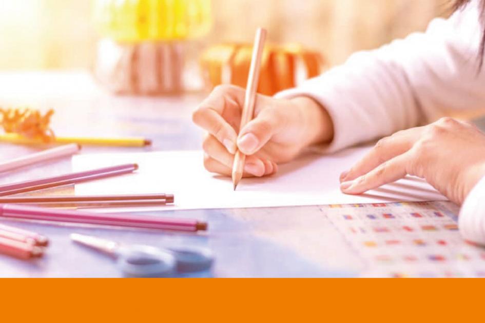 Altas Habilidades, Educación Inclusiva. manos escribiendo sobre hojas