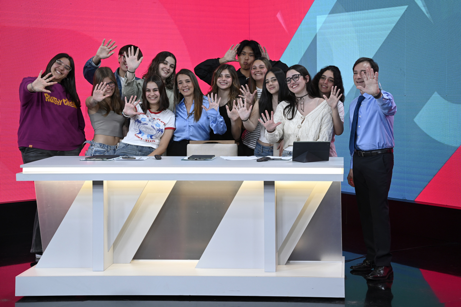 Jóvenes posan para foto en un estudio de televisión.