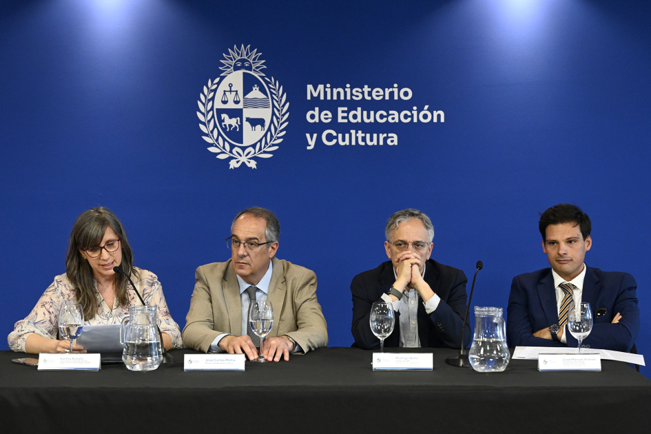 Personas en mesa.
