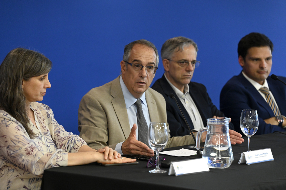 Personas en mesa.