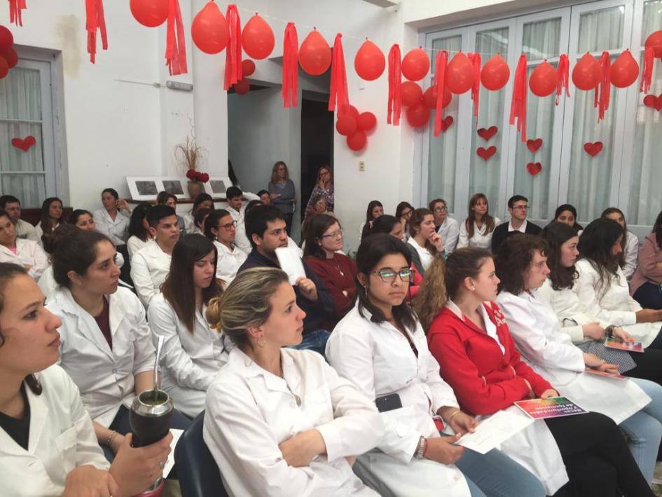 Charla en el Instituto de Formación Docente de Mercedes Personas con túnicas blancas en la sala