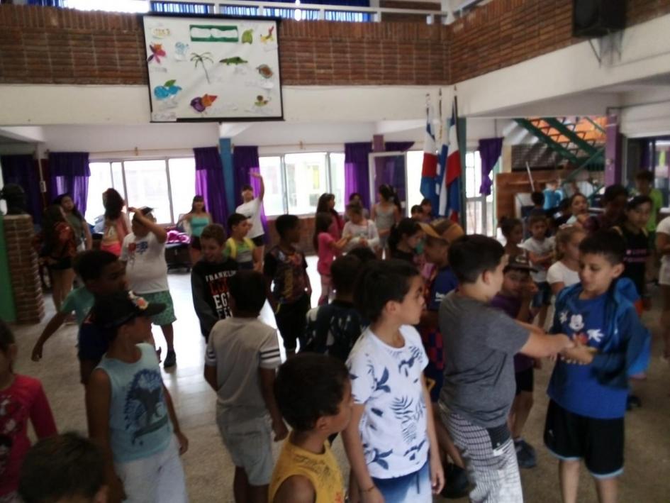 niños y niñas jugando en verano educativo Verano educativo