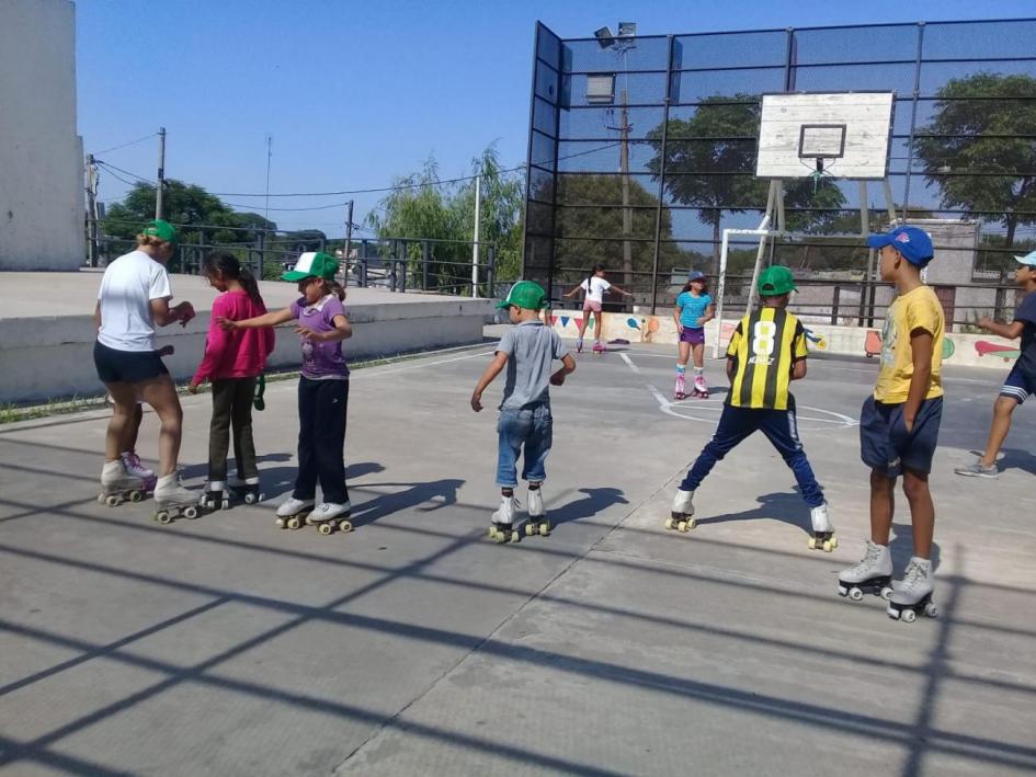 Niños, niñas y adolescentes participando del taller de patín 