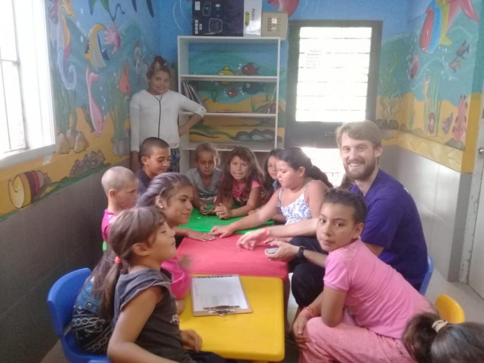 niños y niñas comparten juegos de mesa