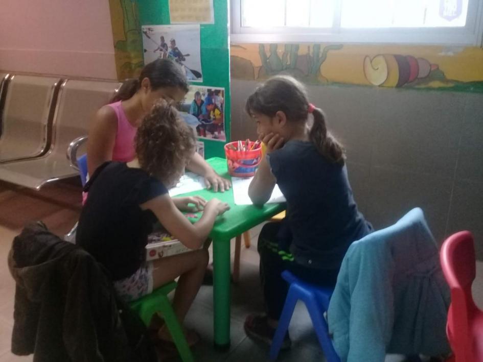 niñas realizando juegos de ingenio en una mesa niñas realizando juegos de ingenio en una mesa