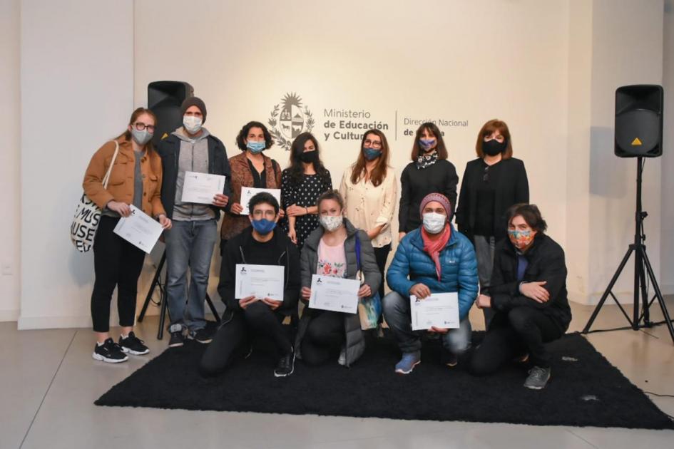 Autoridades y ganadores del concurso de ilustraciones Autoridades y ganadores del concurso de ilustraciones