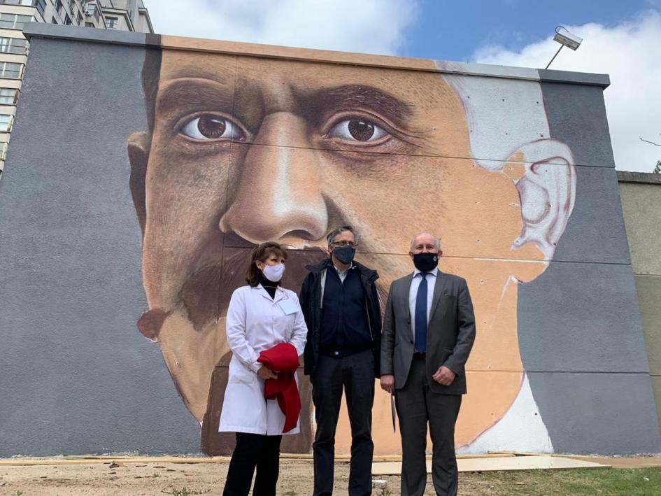 Visita al mural en homenaje al Dr. Manuel Quintela en el frente del Hospital de Clínicas