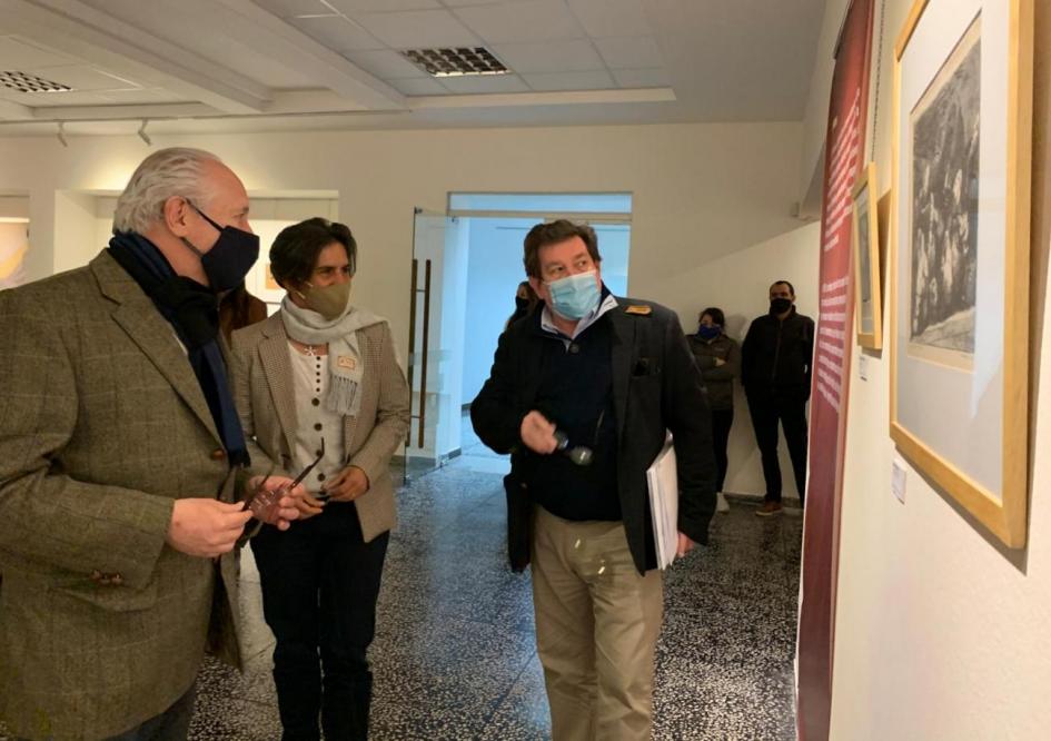 Ministro, director de Patrimonio, William Rey, y directora de Promoción Sociocultural del Mides, Luisa Rodríguez. Autoridades viendo la exposición