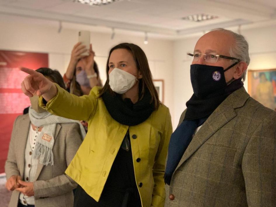 María Frick y el ministro recorriendo la exposición. La curadora María Frick y el ministro recorriendo la exposición.
