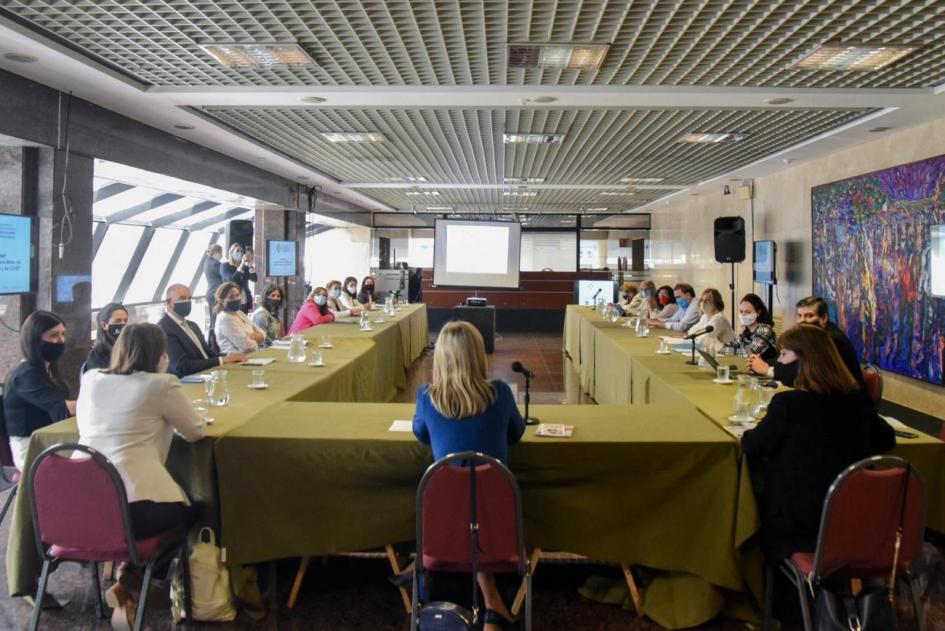 Mesa con todos los integrantes Mesa con todos los integrantes