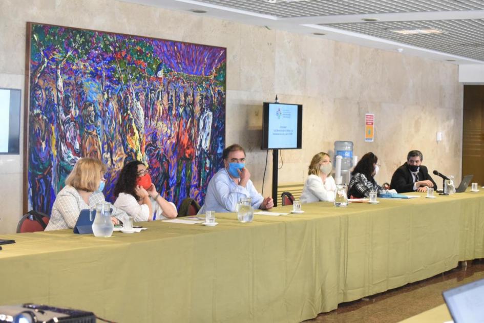 Mesa con algunos integrantes Mesa con algunos integrantes