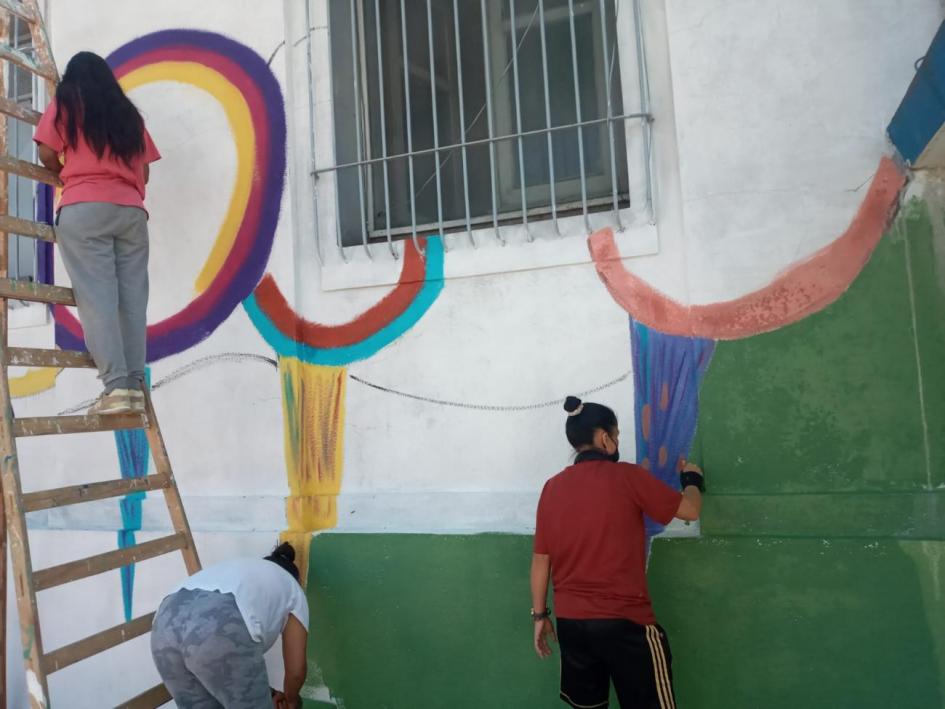 personas pintando paredes