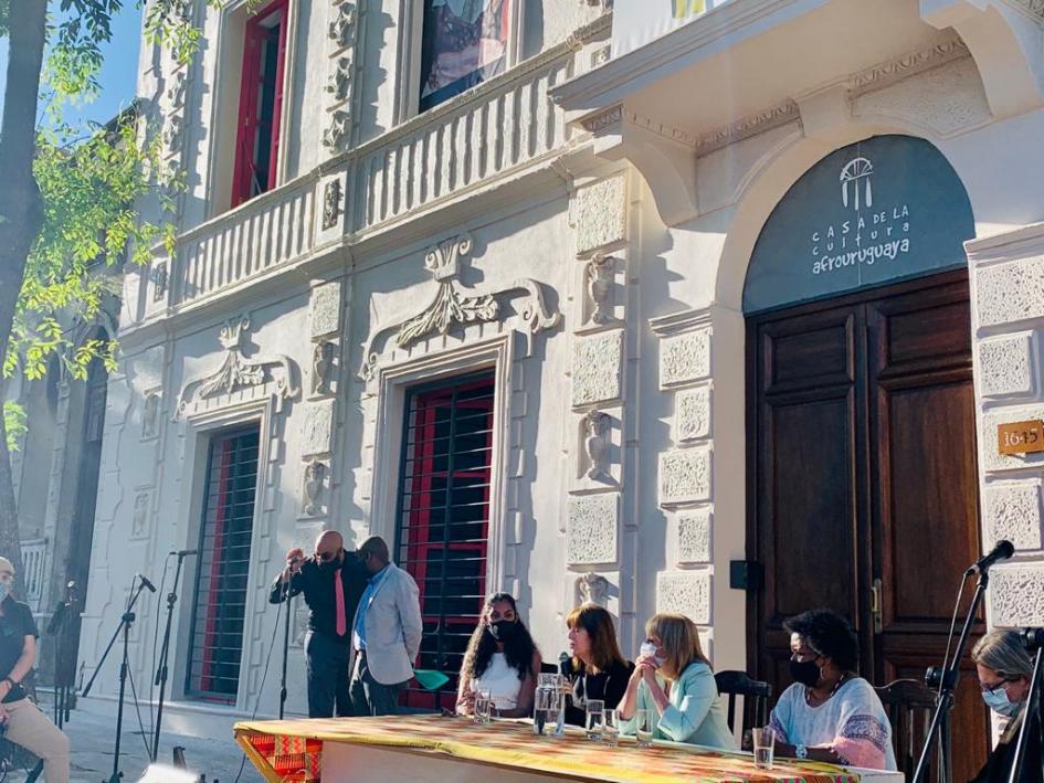 Autoridades frente a la fachada de la Casa de la Cultura Afrouruguaya