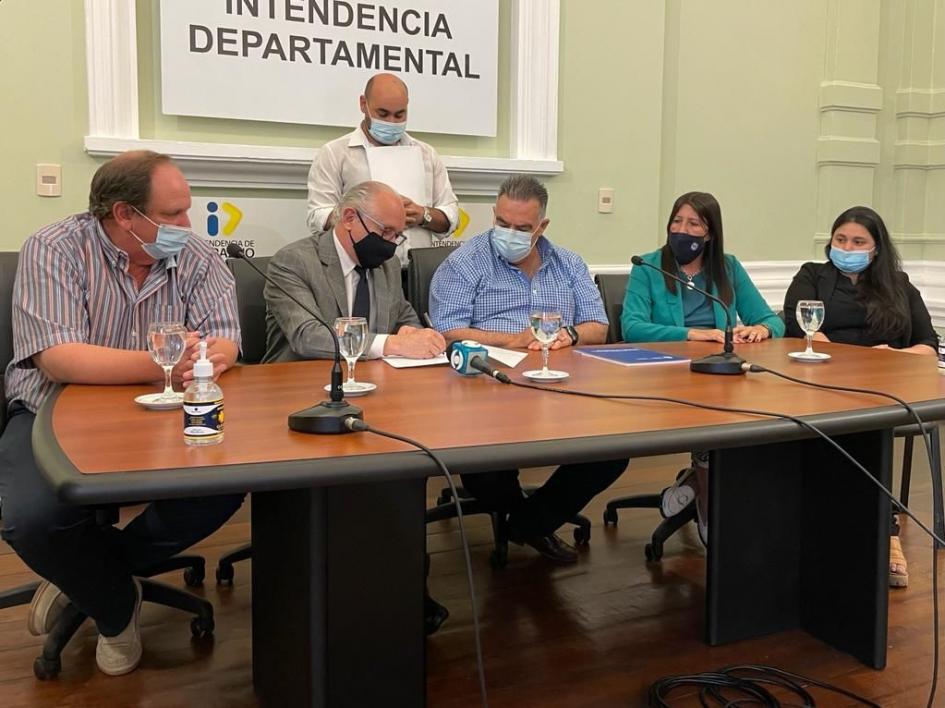 Ministro del MEC y autoridades de Durazno Autoridades en una mesa hablando y firmando el convenio