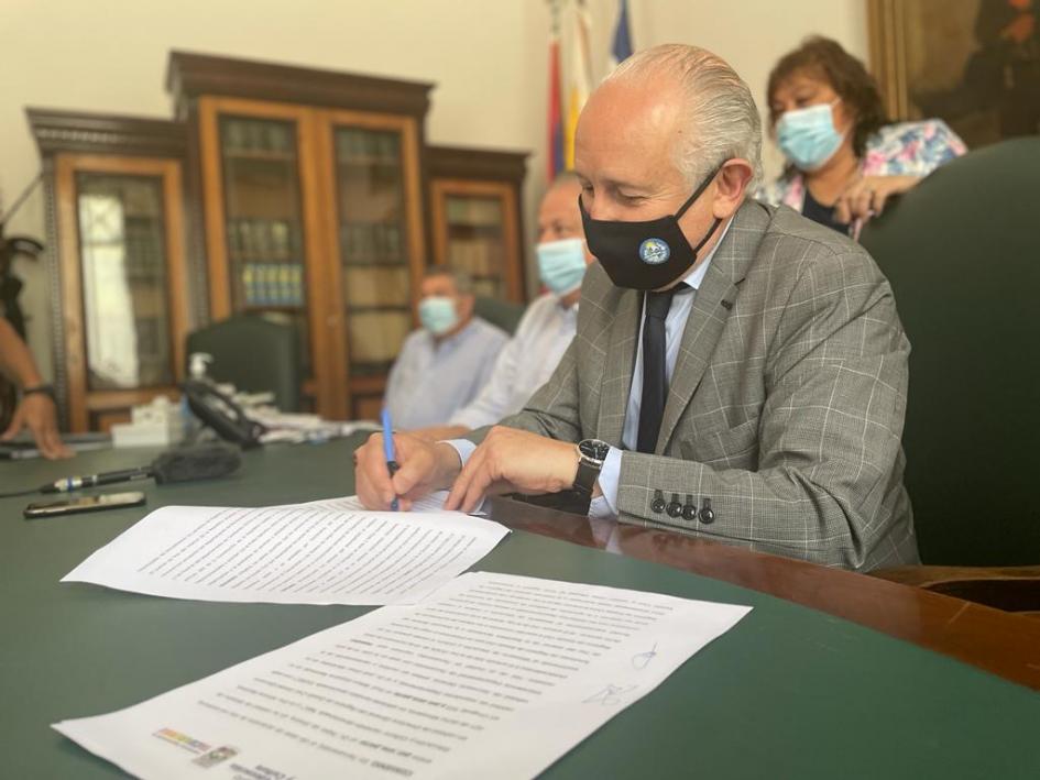 Firma del convenio en Tacuarembó Ministro del MEC firmando el convenio