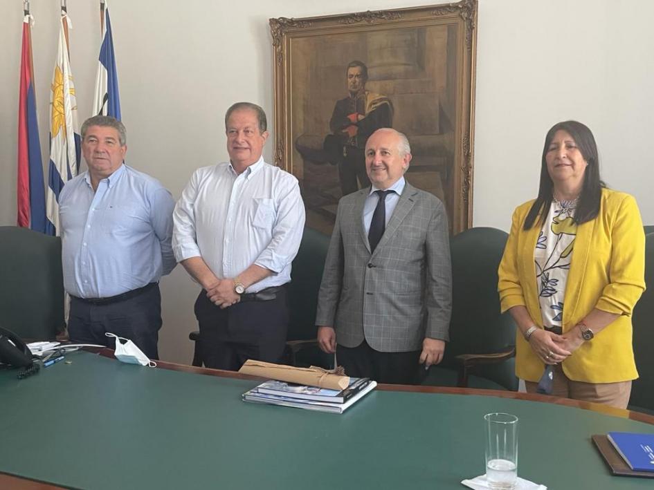 Ministro del MEC, directora general del Registro de Estado Civil, Adriana Martínez y autoridades de Tacuarembó Autoridades atrás de una mesa verde posando