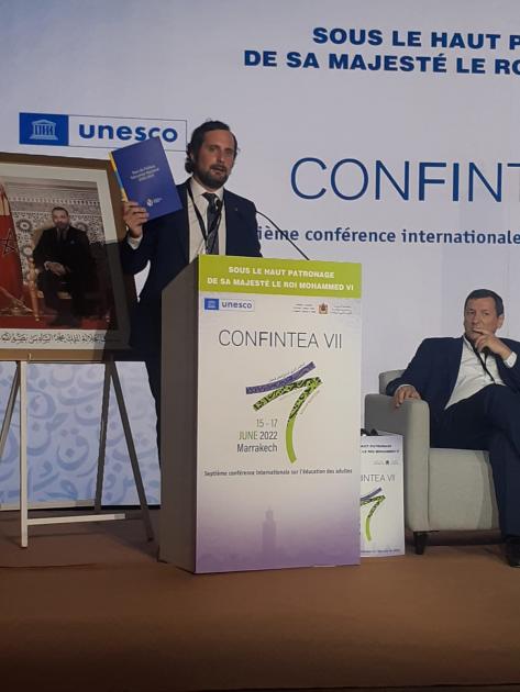 Exposición director Nacional de Educación, Gonzalo Baroni, en CONFINTEA VII. Hombre disertando en podio.