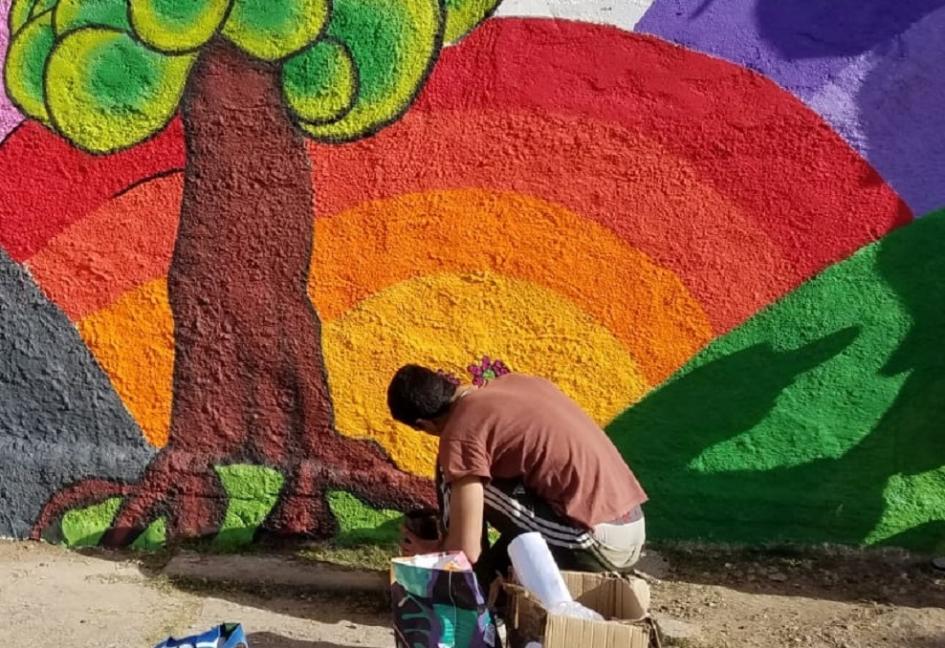 Mural joven pintando