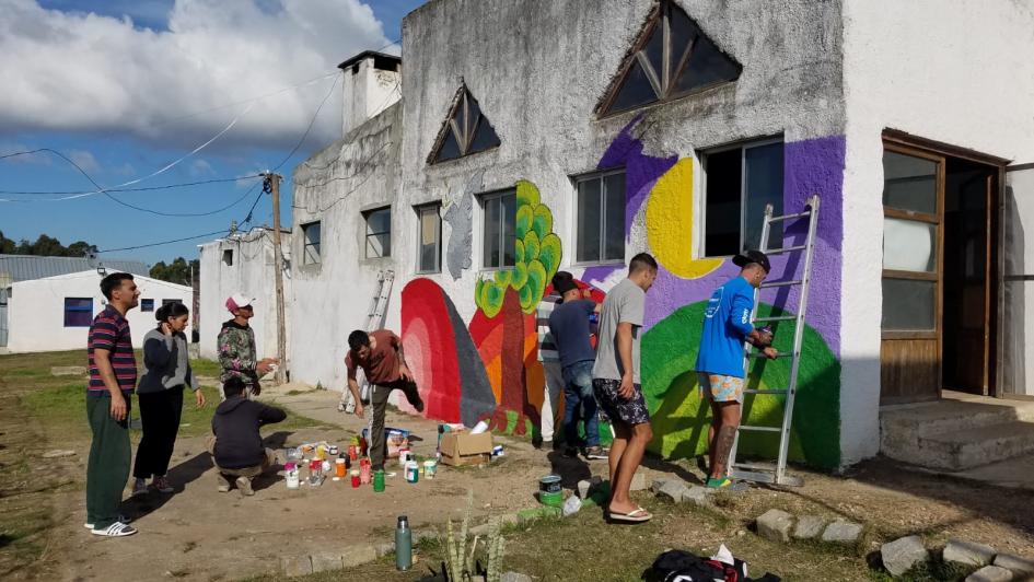 Participantes jóvenes pintando