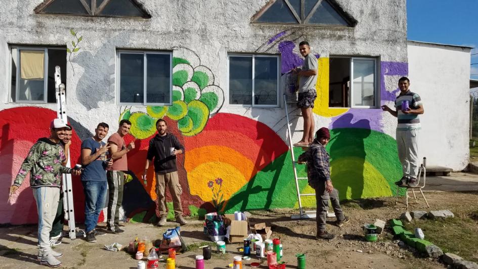 Equipo participantes frente al mural