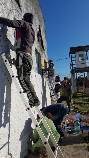 hombre sobre escalera