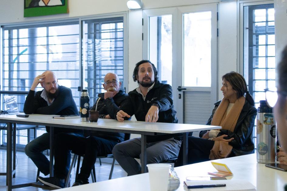 director de Educación, Gonzalo Baroni, en la apertura. personas sentadas en mesa