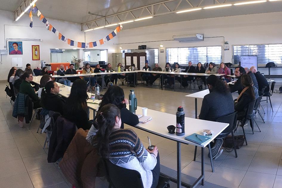 "Nuevas Identidades en ciencia y tecnología: investigación-acción participativa juvenil" en Cecap personas en mes
