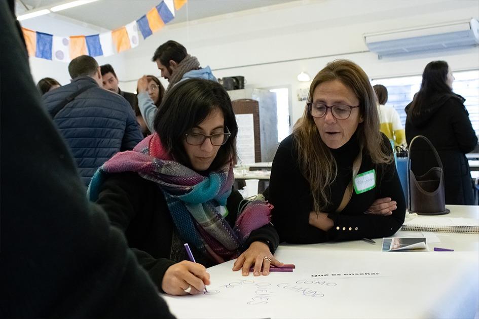 "Nuevas Identidades en ciencia y tecnología: investigación-acción participativa juvenil" en Cecap personas trabajando