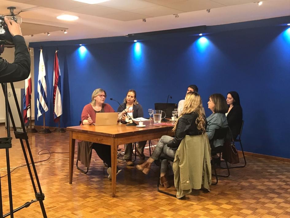 Escenario mesa y participantes más cámara