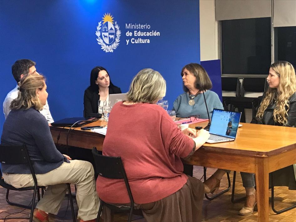 Expositores seis personas hablando
