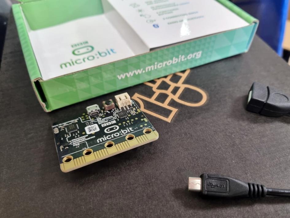 Equipos entregados por Ceibal para los centros Cecap Placas de micro:bit