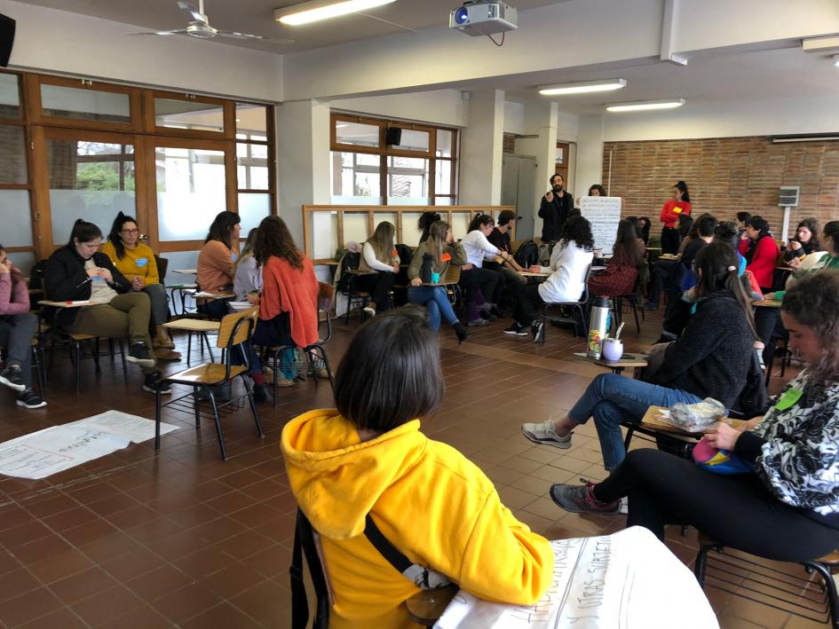 Participantes del Encuentro Nacional de Educadores y Educadoras Personas conversando dentro de un salón de clase