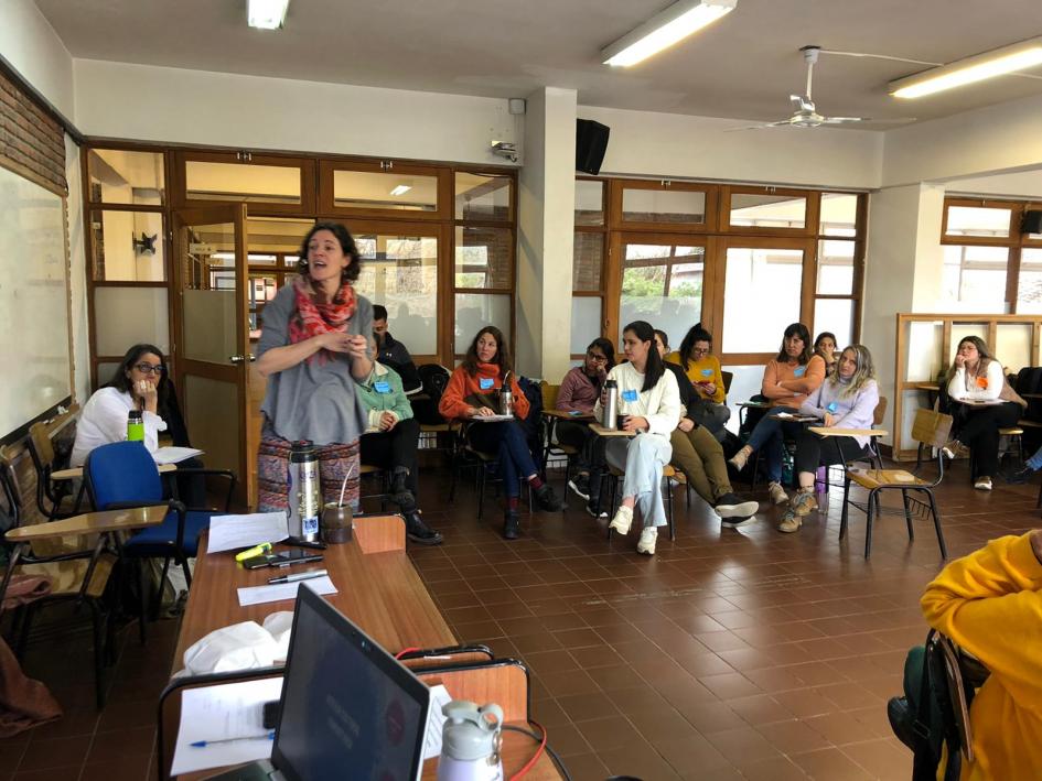 Participantes del Encuentro Nacional de Educadores y Educadoras Personas conversando dentro de un salón de clase