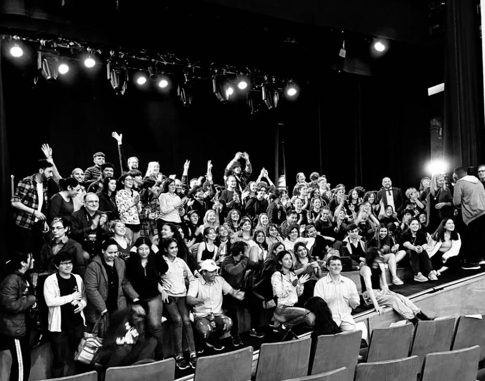 Festival de Clubes de Arte Personas en formación tomándose una foto
