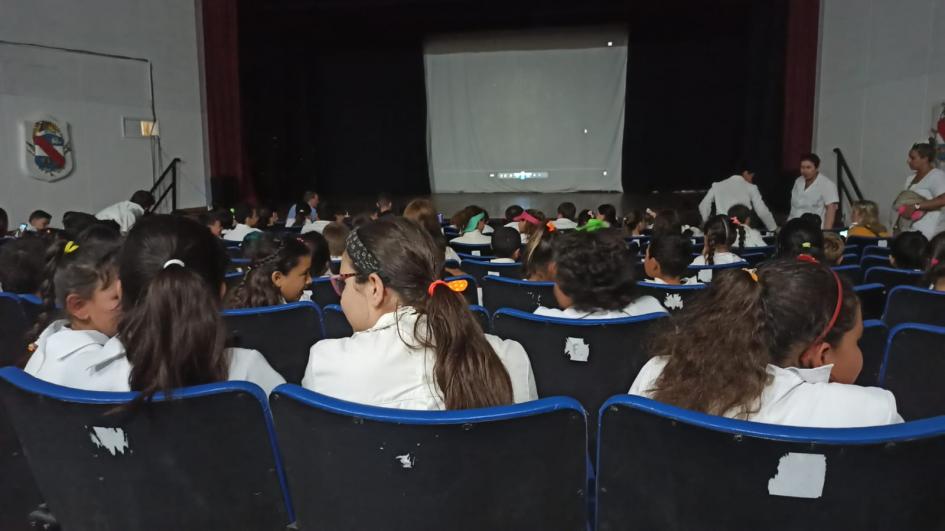 Anina en el Centro Cultural Nacional de Artigas