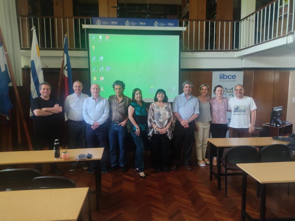 Investigadores y autoridades del IIBCE junto a los consultores del proyecto Nindes.