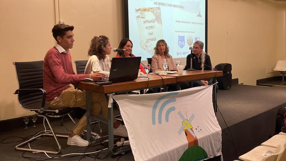 Presentación del libro "Mujeres con Historia" Libro "Mujeres con Historia"